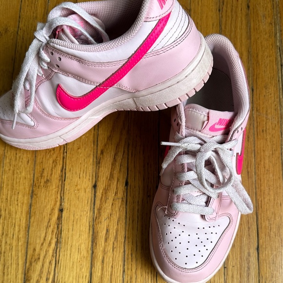 Nike Dunk Low Triple Pink Shoes 6Y - Picture 1 of 8